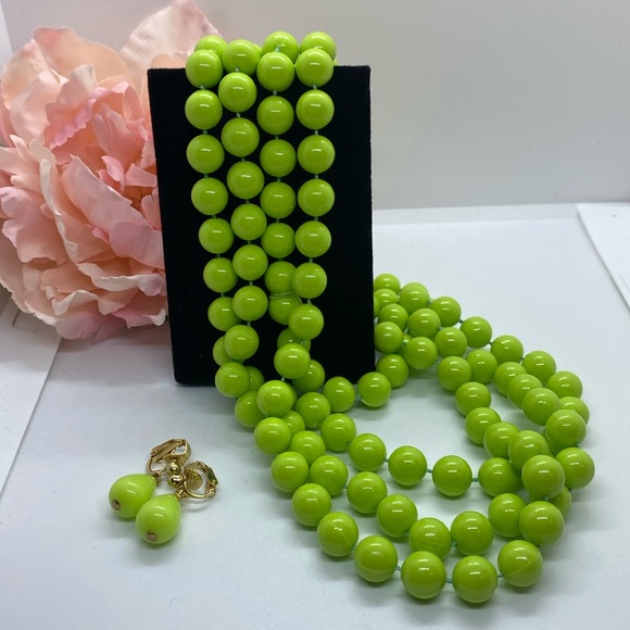 Vintage long strand bright green necklace & clip earrings set - Picture 1 of 8